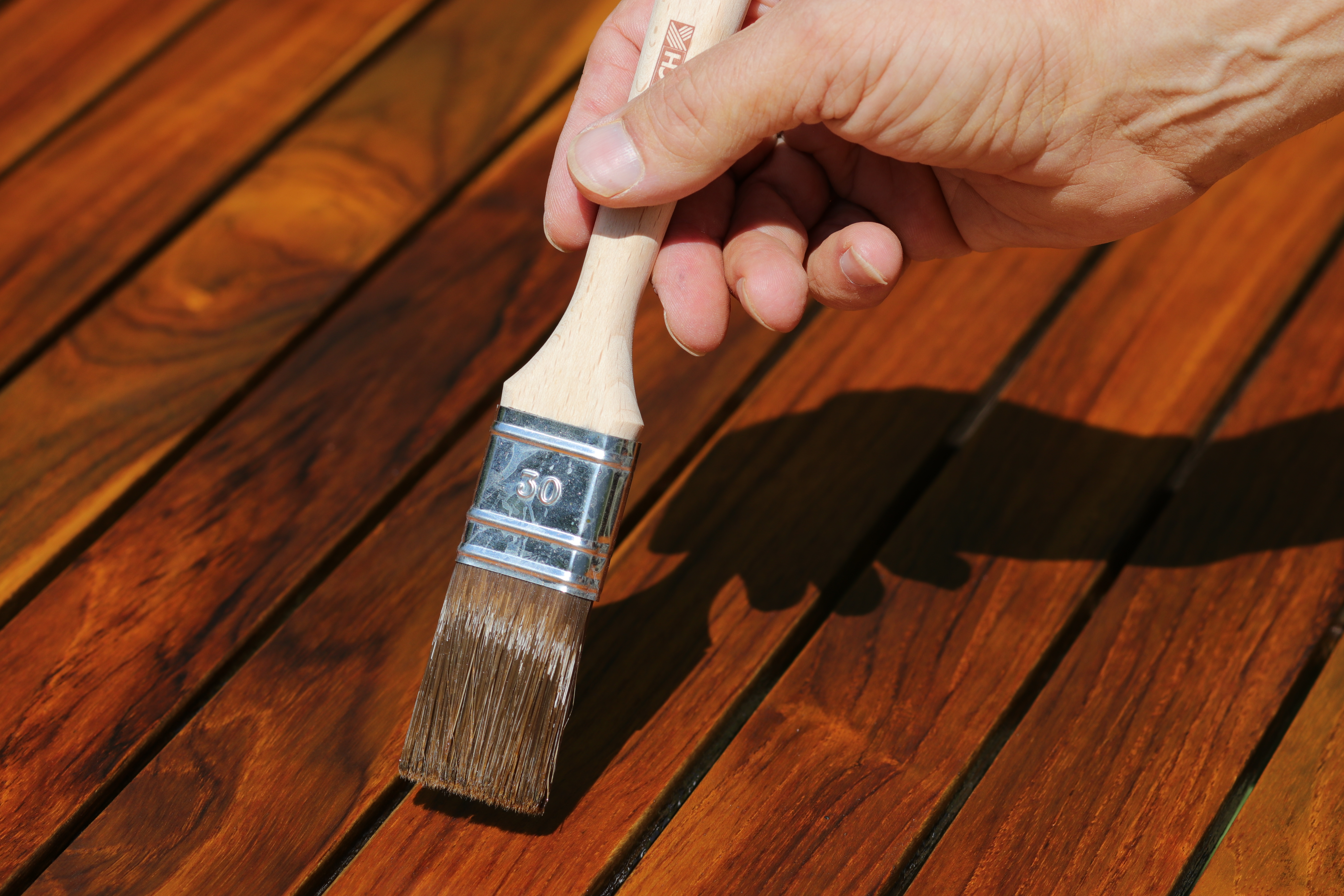 Jak zabezpieczyć drewniany balkon - Malowanie drewnianego balkonu krok po kroku